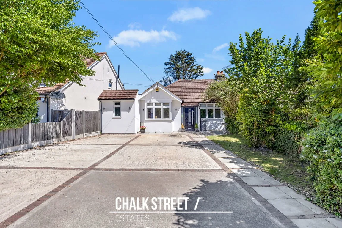 3 bed house for sale — Front Lane, Upminster, RM14 1XW
