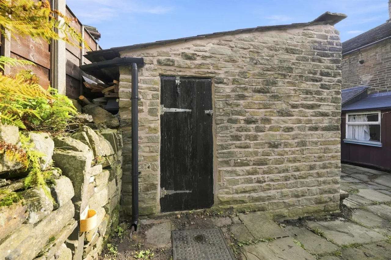 Beeston Mount, Bollington, photo 15