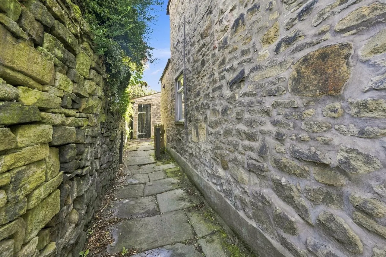 Beeston Mount, Bollington, photo 14