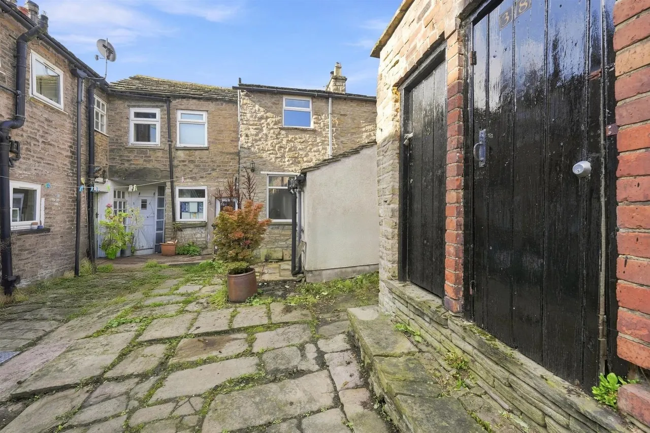 Beeston Mount, Bollington, photo 13