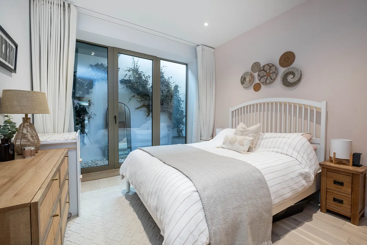 Balham High Road, London, SW17, photo 5