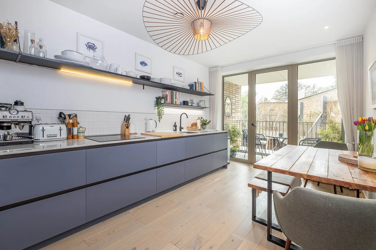 Balham High Road, London, SW17, photo 4