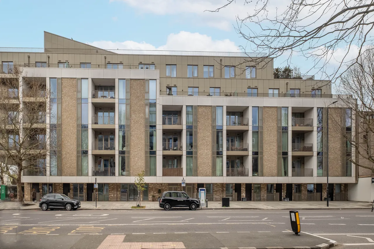 Balham High Road, London, SW17, photo 12