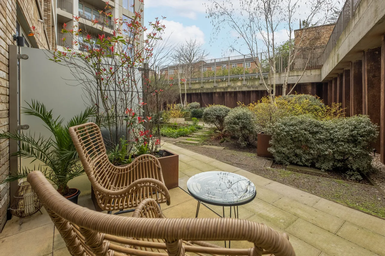 Balham High Road, London, SW17, photo 11