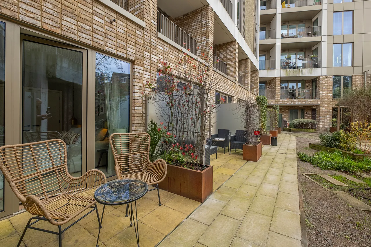 Balham High Road, London, SW17, photo 9