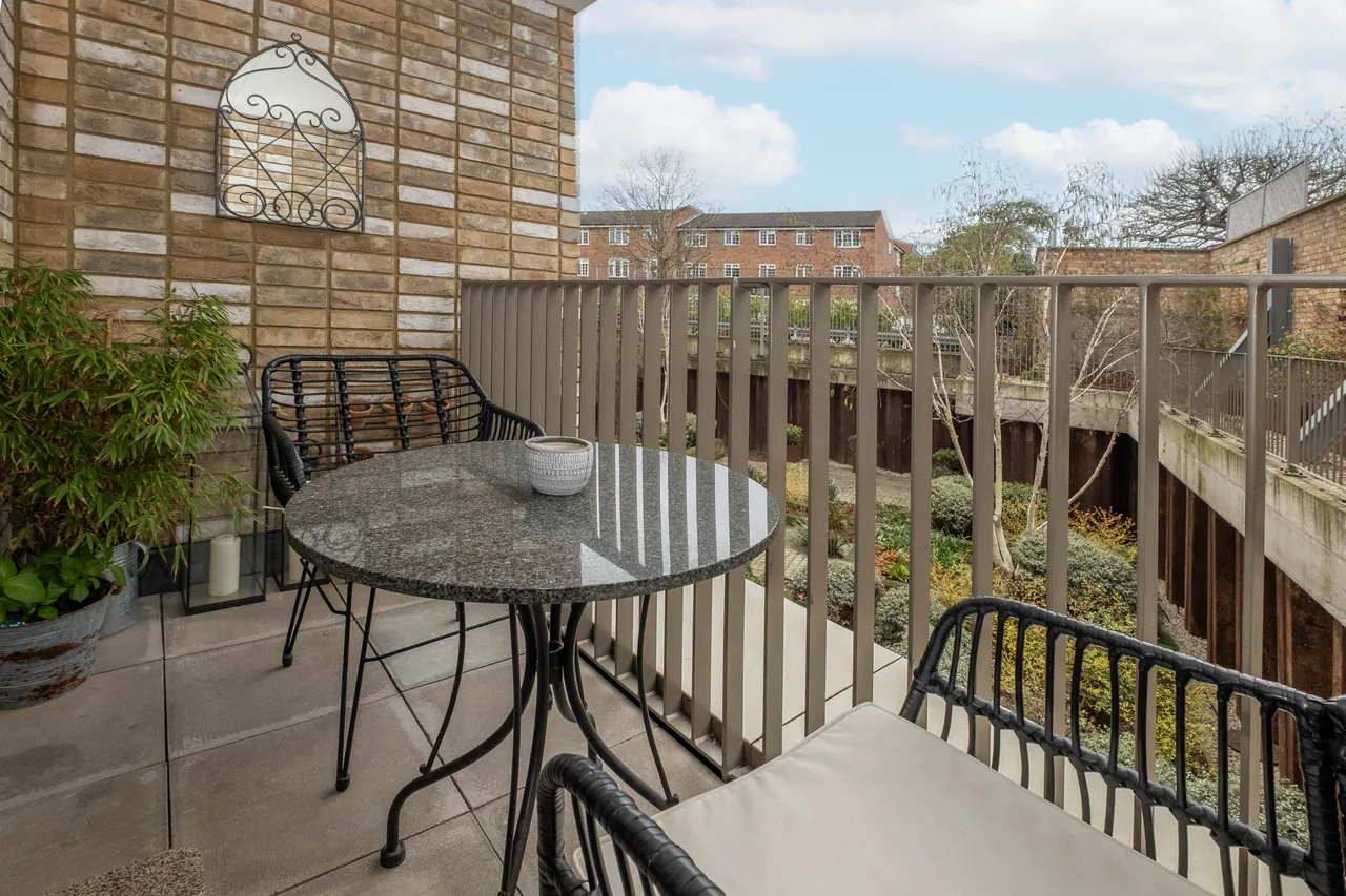 Balham High Road, London, SW17, photo 10