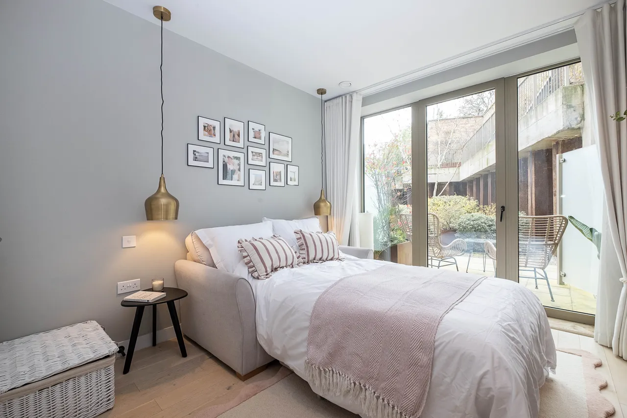 Balham High Road, London, SW17, photo 6
