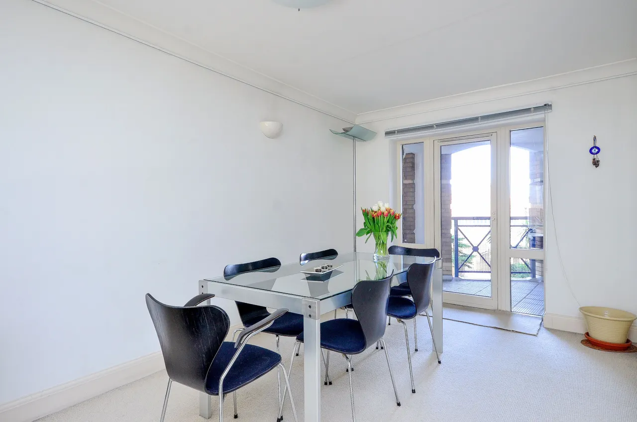 6 Hampton Court, King and Queen Wharf, Rotherhithe Street, London, photo 4