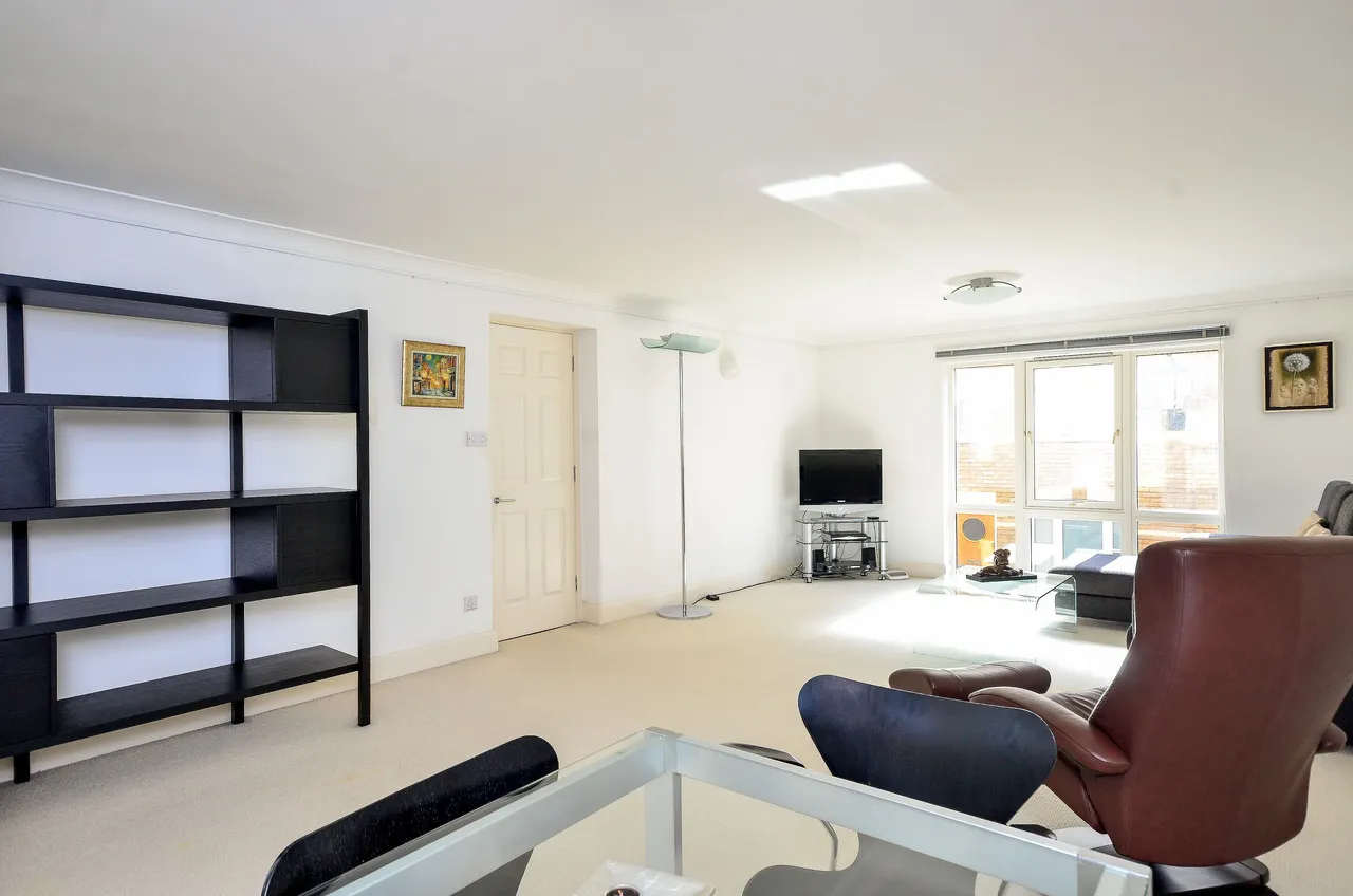6 Hampton Court, King and Queen Wharf, Rotherhithe Street, London, photo 2