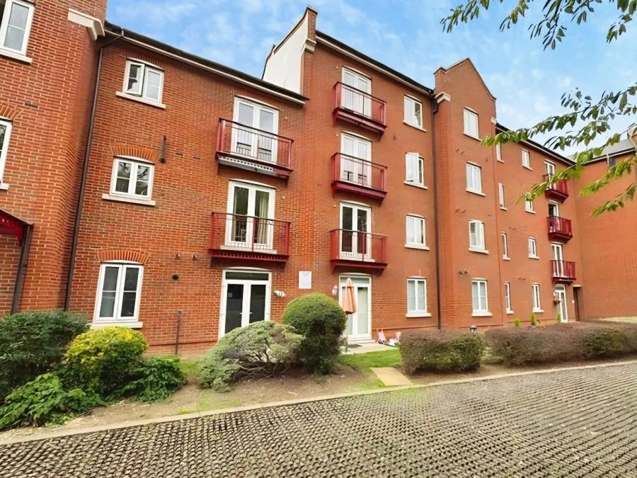 2 bed flat for sale, Coxhill Way, Aylesbury, HP21