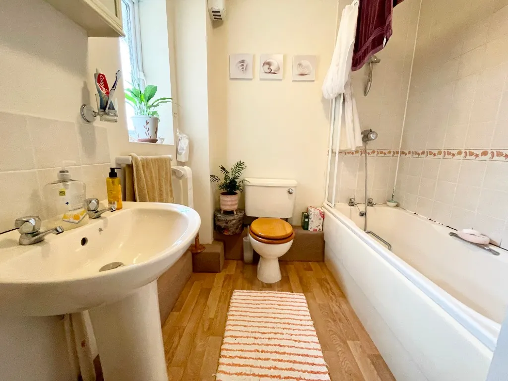 Lloyd Close, Cheltenham, GL51, photo 6