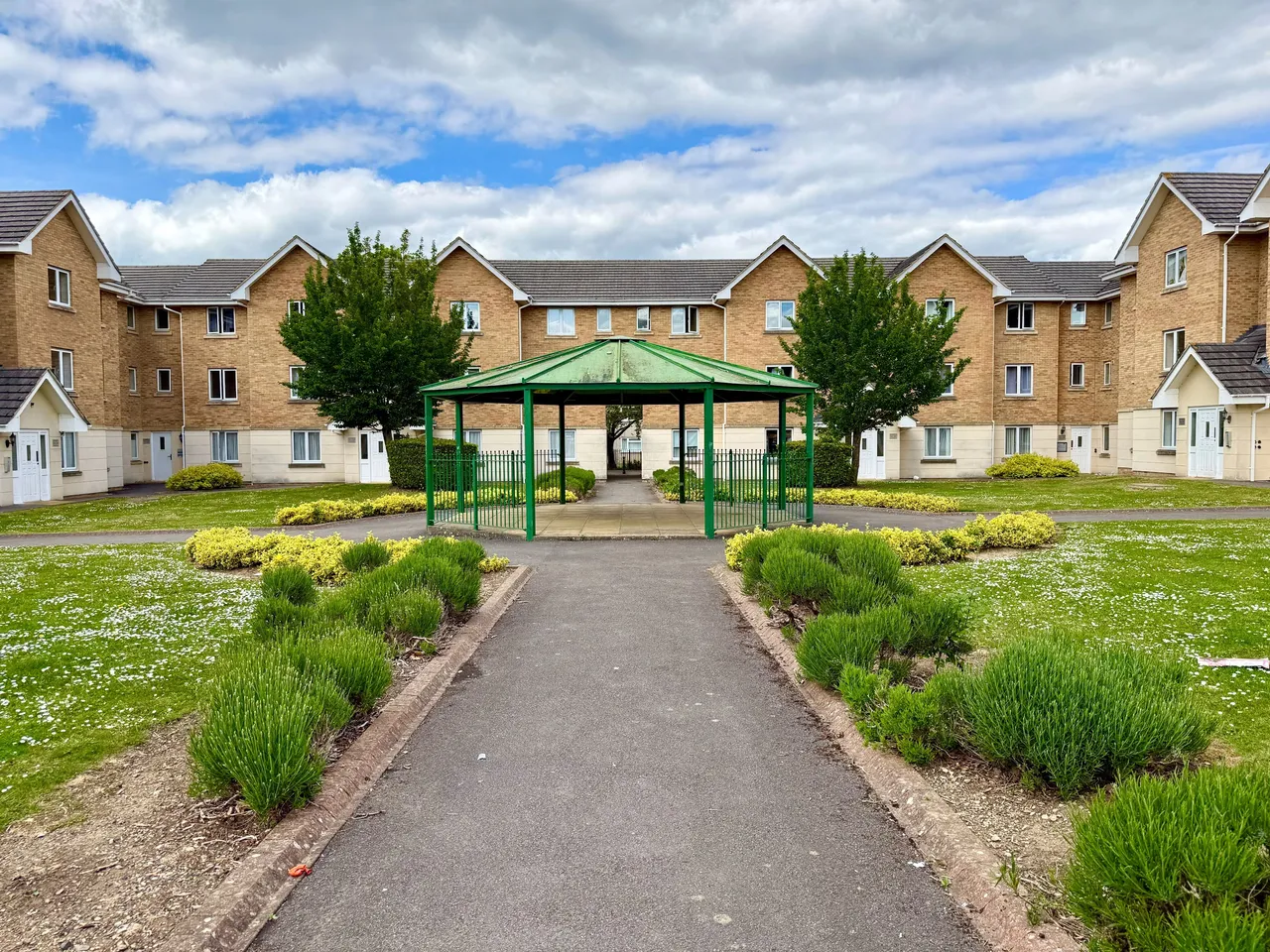 2 bed flat to rent — Lloyd Close, Cheltenham, GL51