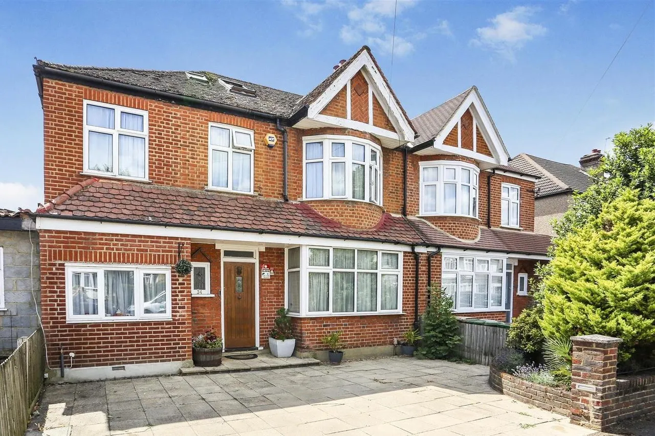 5 bed house for sale — Elm Way, Worcester Park, KT4 8LT