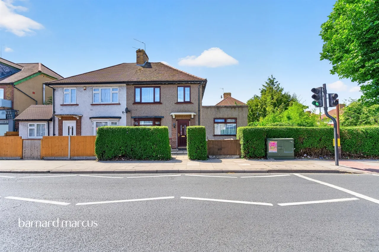 4 bed house for sale — Harlington Road West, Feltham