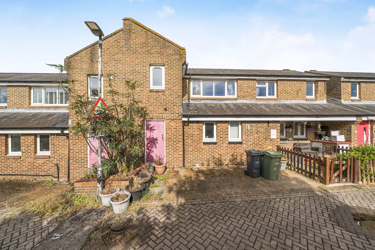 6 Berry Lane, London, photo 8