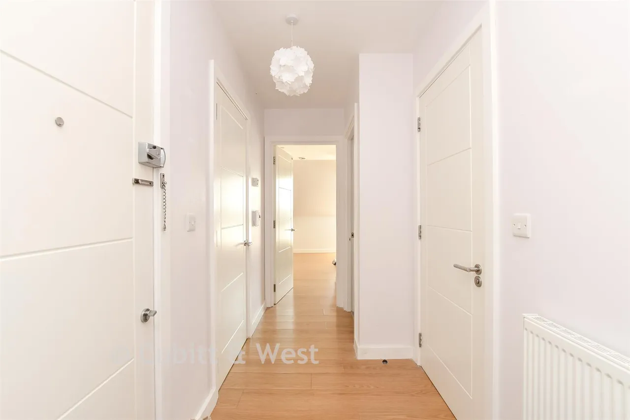 Challenge Court, Leatherhead, KT22, photo 7