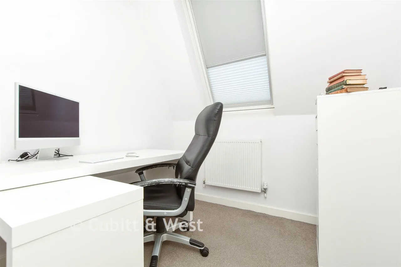 Challenge Court, Leatherhead, KT22, photo 5