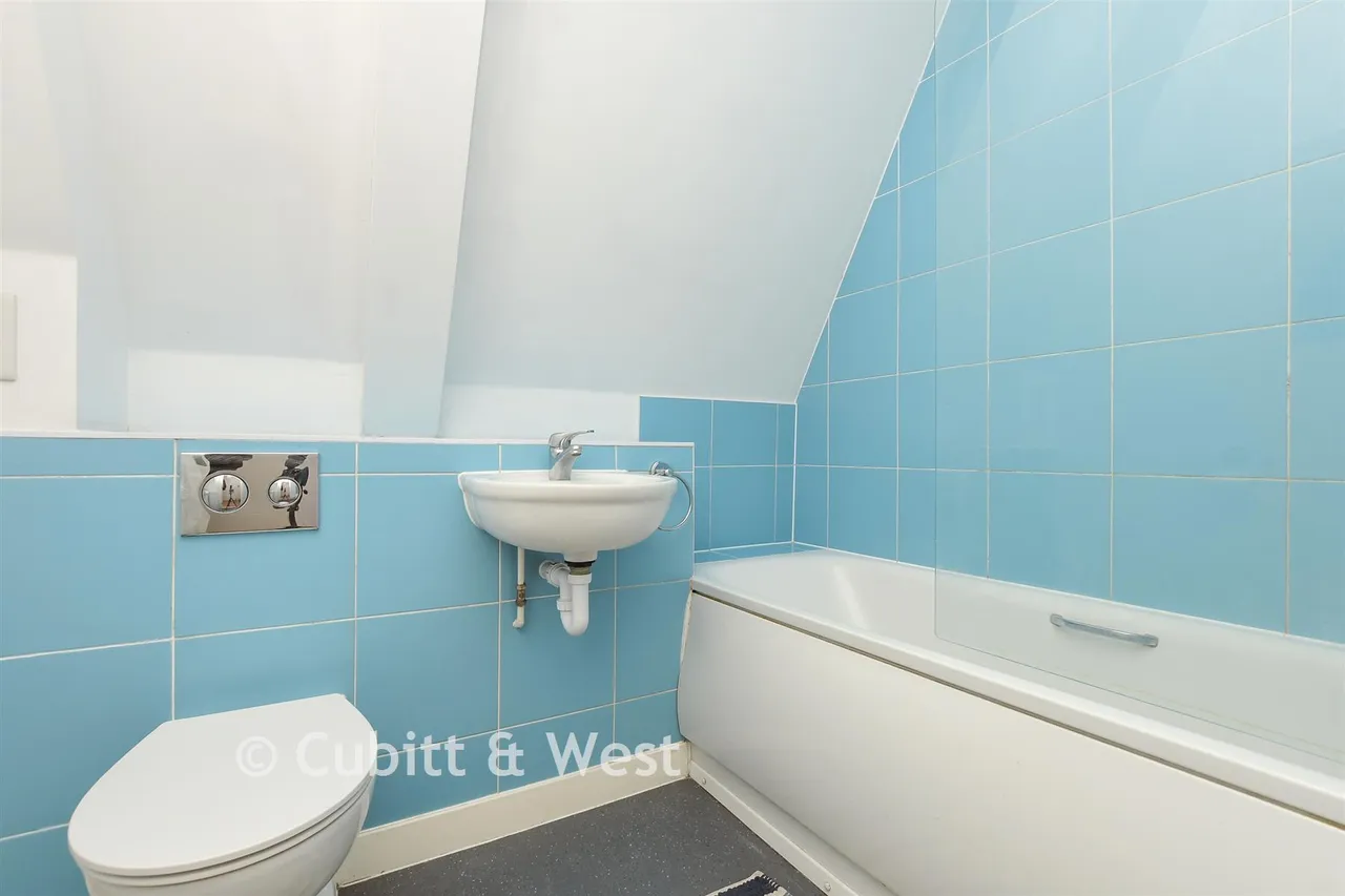 Challenge Court, Leatherhead, KT22, photo 6