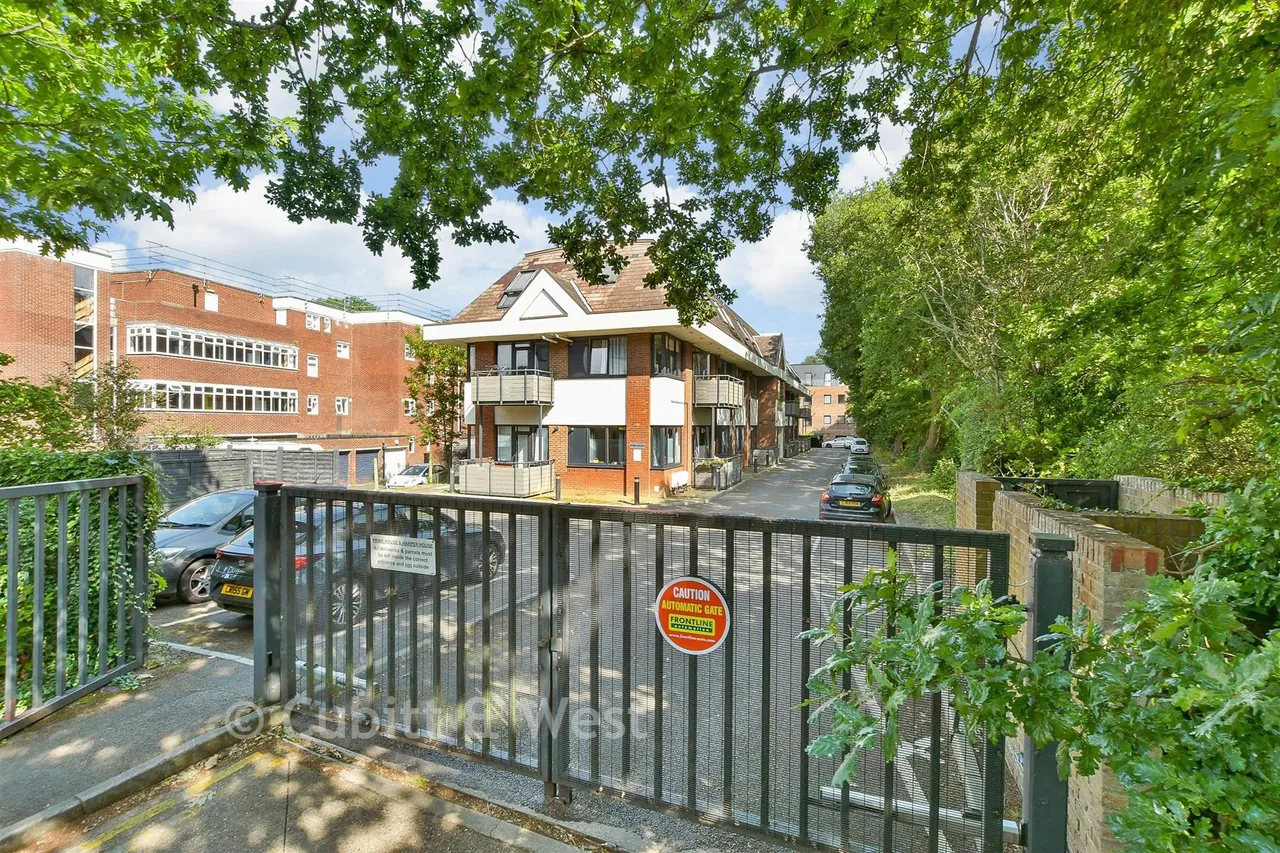 2 bed flat for sale, Challenge Court, Leatherhead, KT22