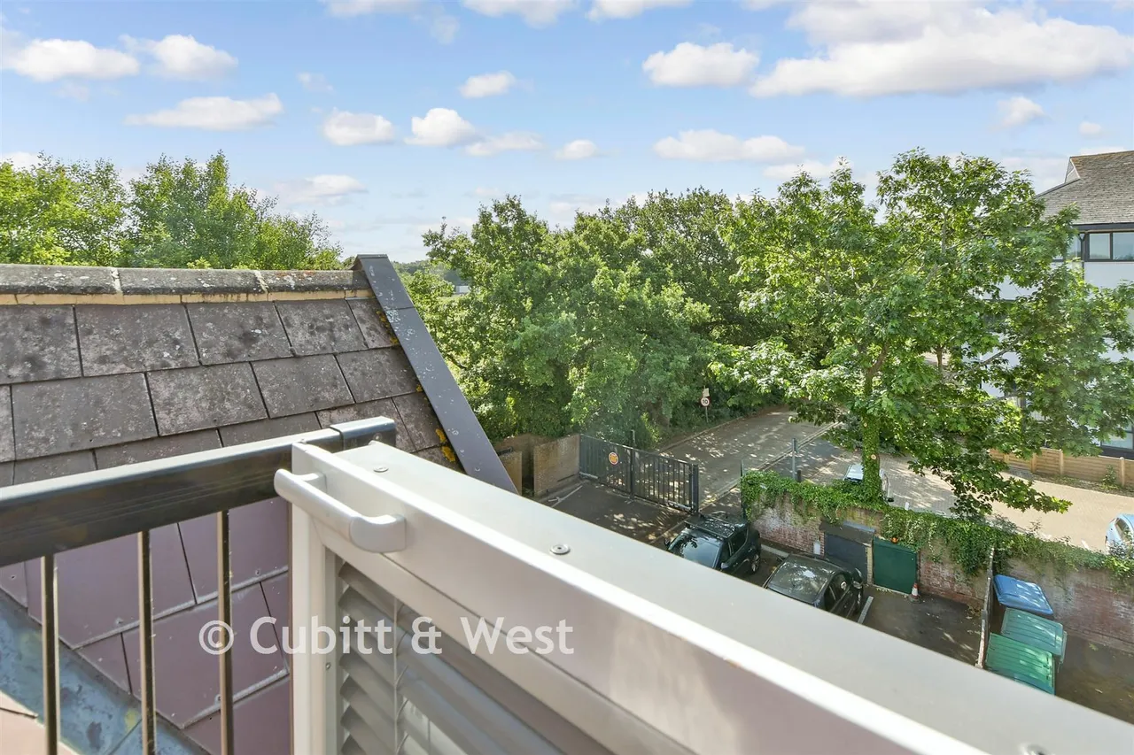 Challenge Court, Leatherhead, KT22, photo 10