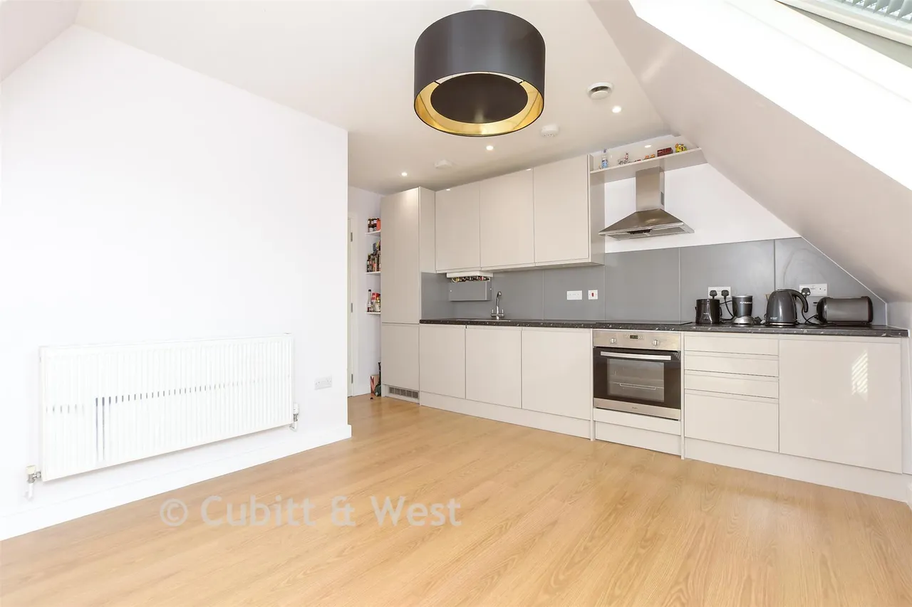 Challenge Court, Leatherhead, KT22, photo 2