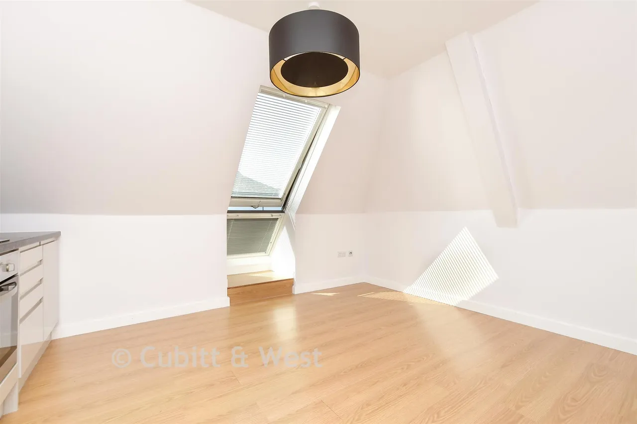 Challenge Court, Leatherhead, KT22, photo 3