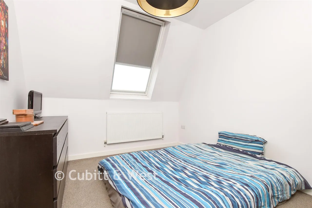 Challenge Court, Leatherhead, KT22, photo 4