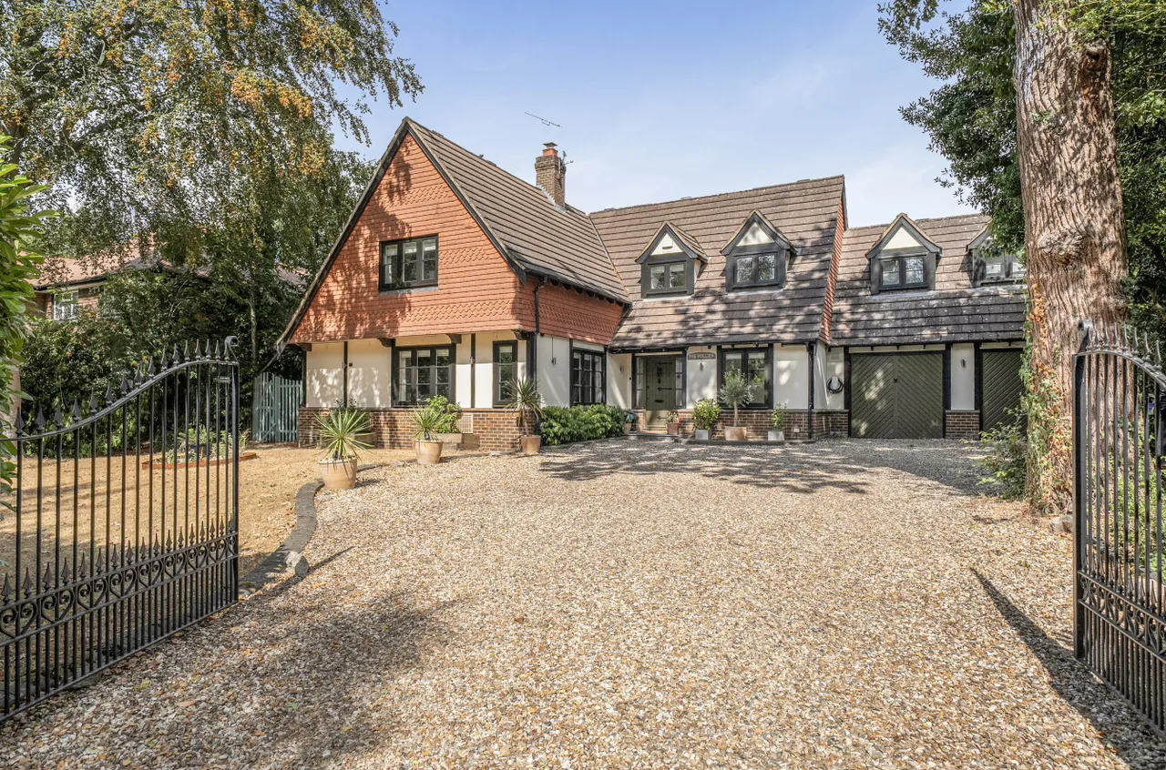5 bed house for sale — Upper Verran Road, Camberley, Surrey, GU15 2JL