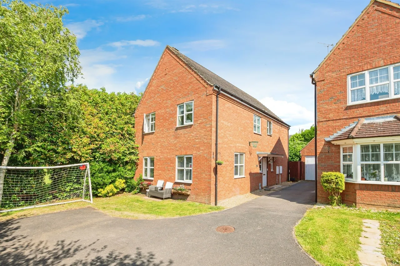 5 bed house for sale — Chatsworth Road, CORBY