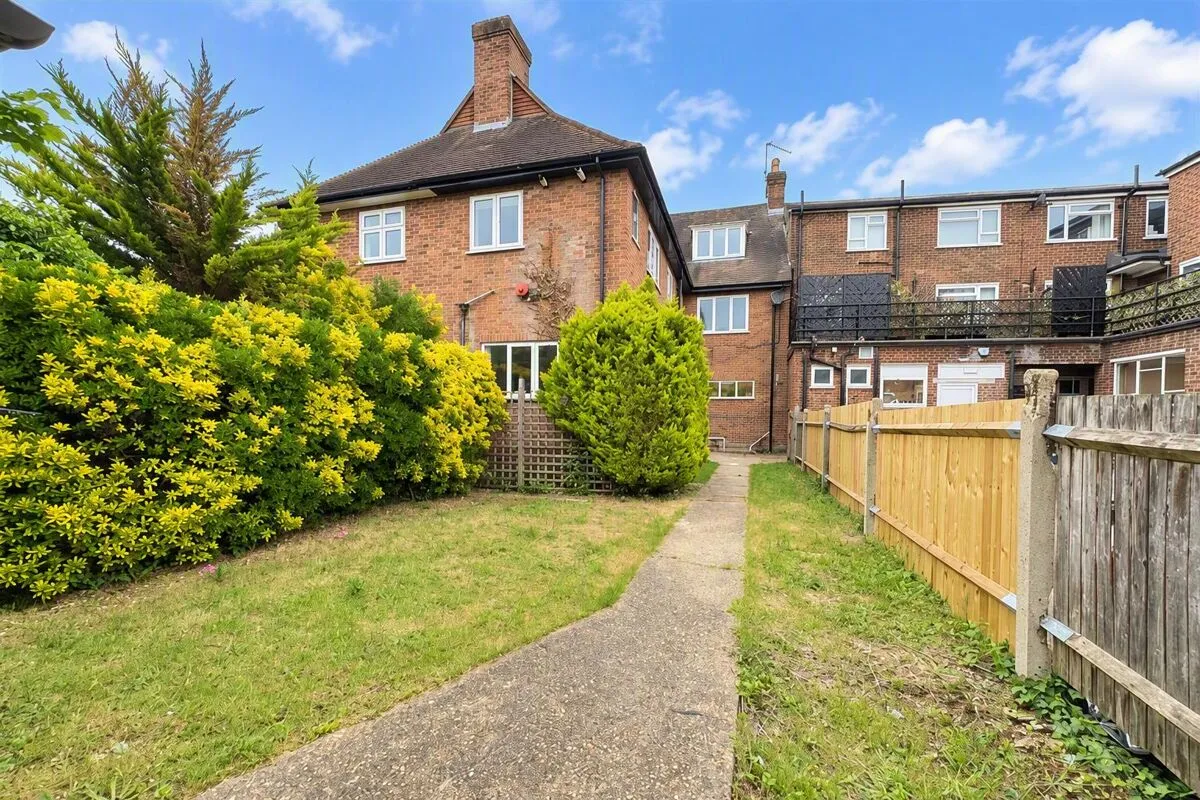4 bed flat to rent, Station Parade, Virginia Water, GU25