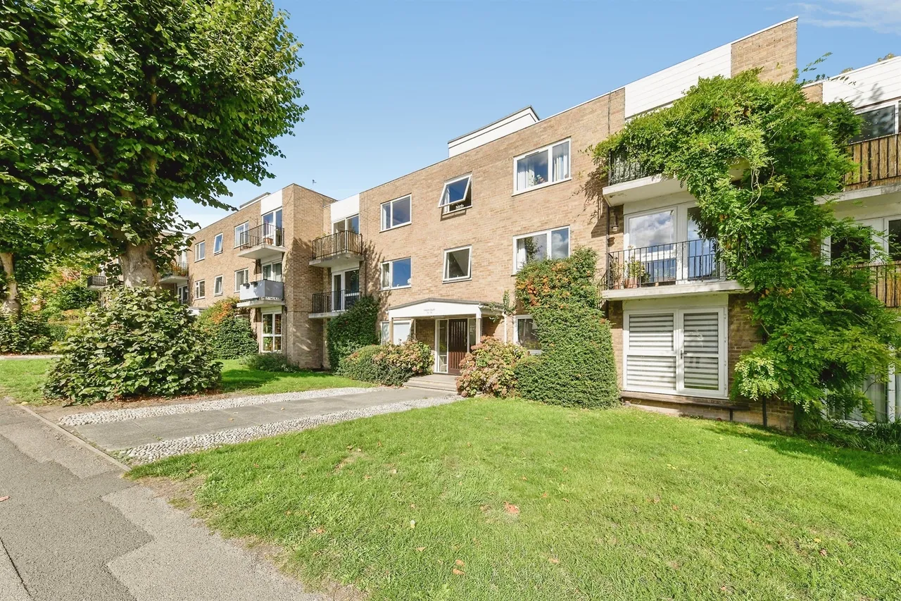 2 bed flat for sale, Priory Court, Hitchin, SG4