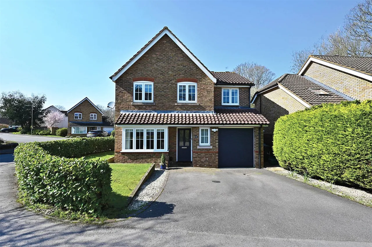4 bed house for sale — Danvers Drive, Church Crookham, Fleet, Hampshire, GU52 0ZD