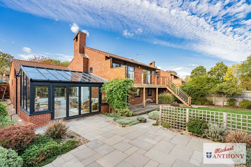 5 bed house for sale, Colesbourne Drive, Downhead Park, MK15