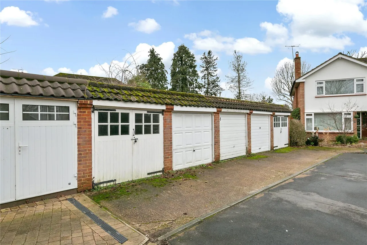 Elizabeth Gardens, Sunbury On Thames, TW16, photo 18