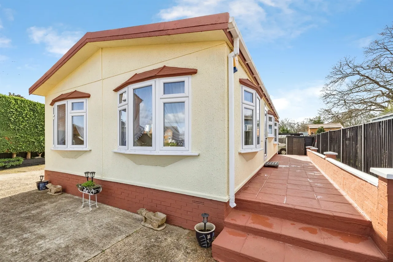 2 bed park home for sale — Eastbury Road, Watford