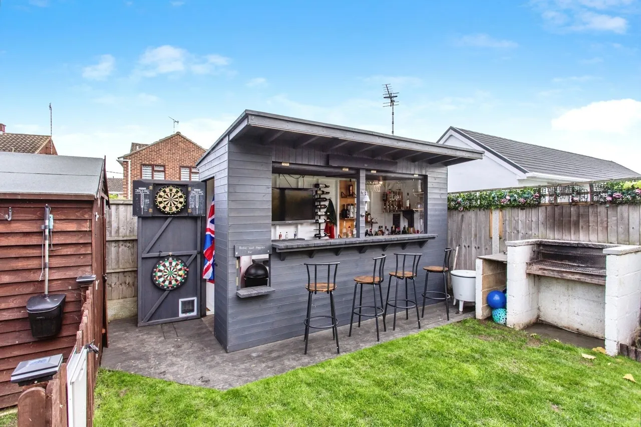 Sutton Court Drive, ROCHFORD, Essex, SS4, photo 11