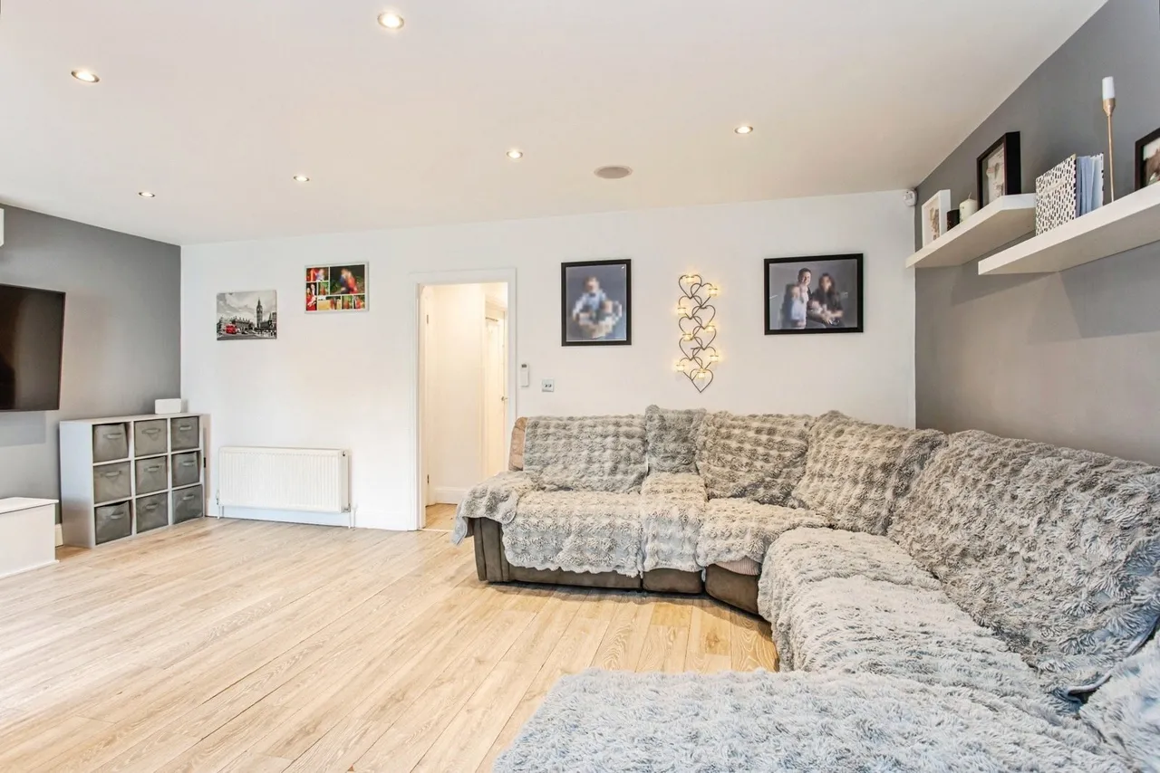 Sutton Court Drive, ROCHFORD, Essex, SS4, photo 17