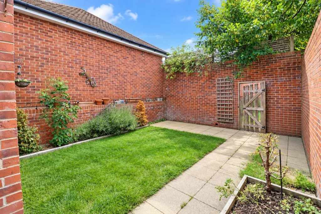 Lama Place, Church Crookham, photo 16