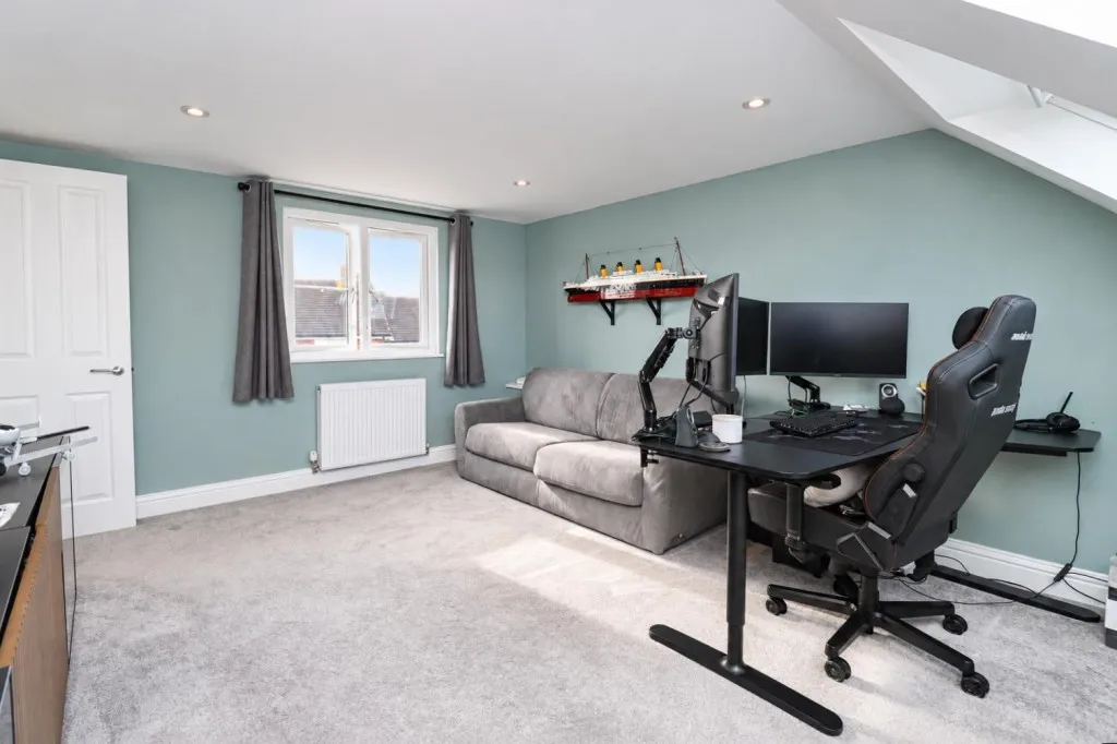Lama Place, Church Crookham, photo 15
