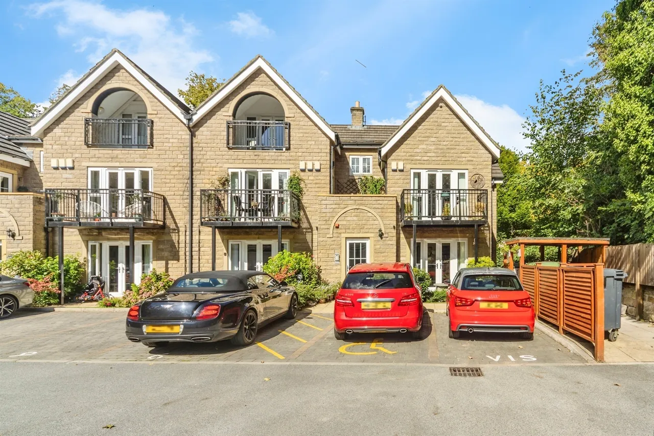 2 bed flat for sale — Shadwell Lane, Leeds