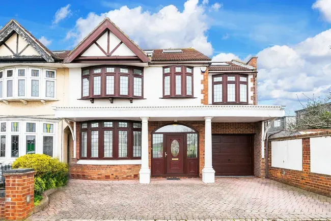 4 bed house for sale — Lord Avenue, Ilford, IG5