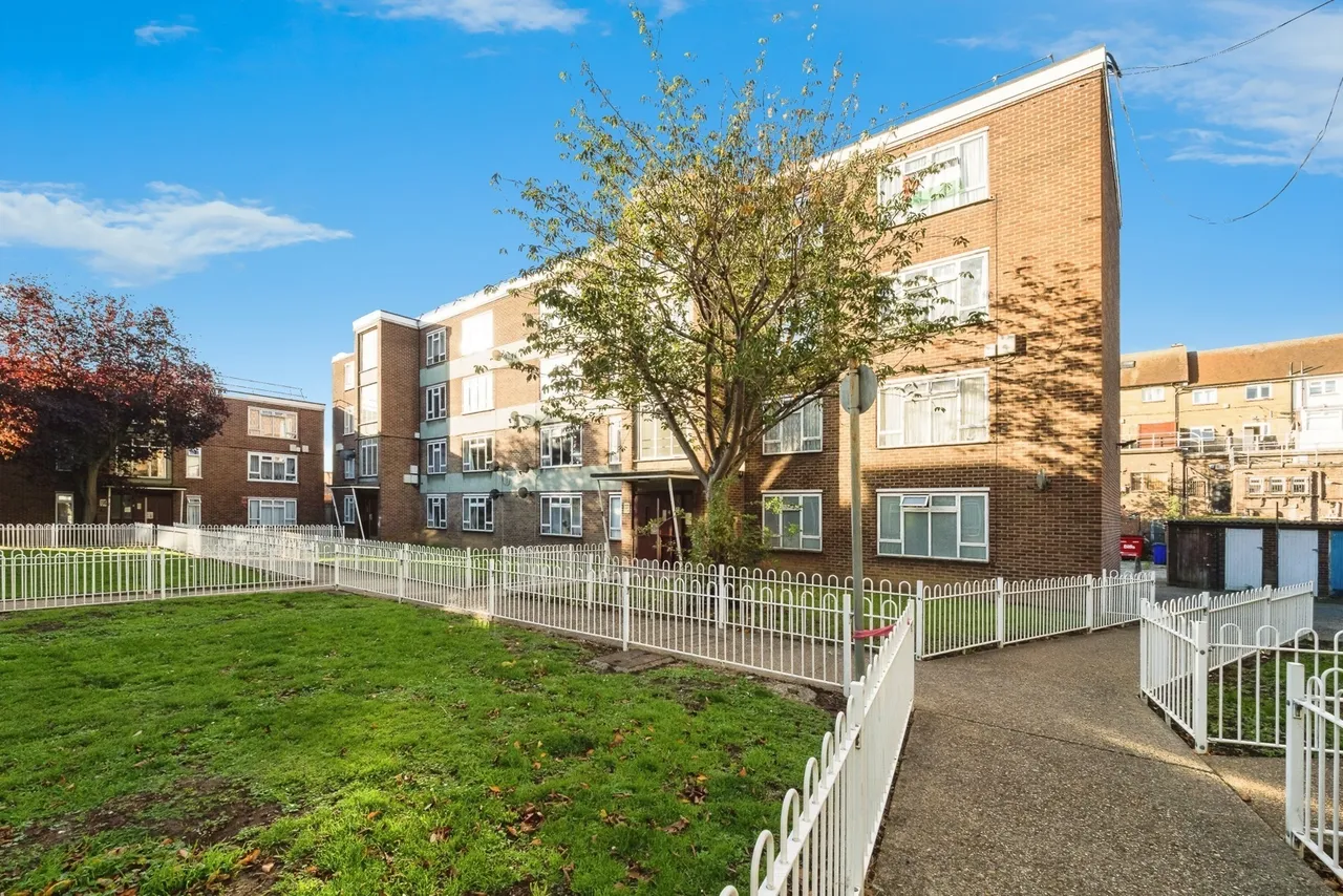 2 bed flat for sale — Diban Court, Diban Avenue, Hornchurch, RM12