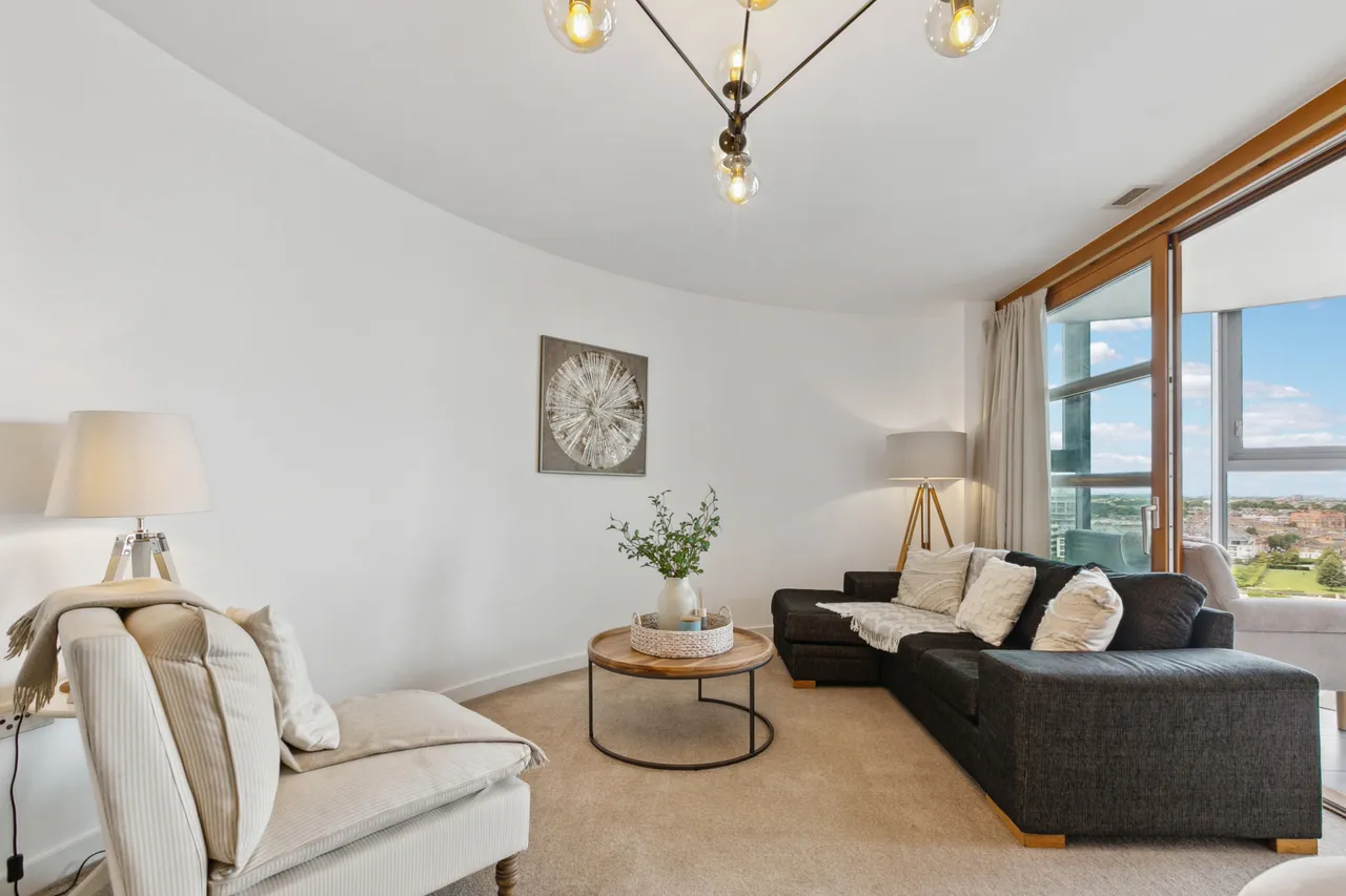 2 bed flat for sale, Lombard Road, London, SW11