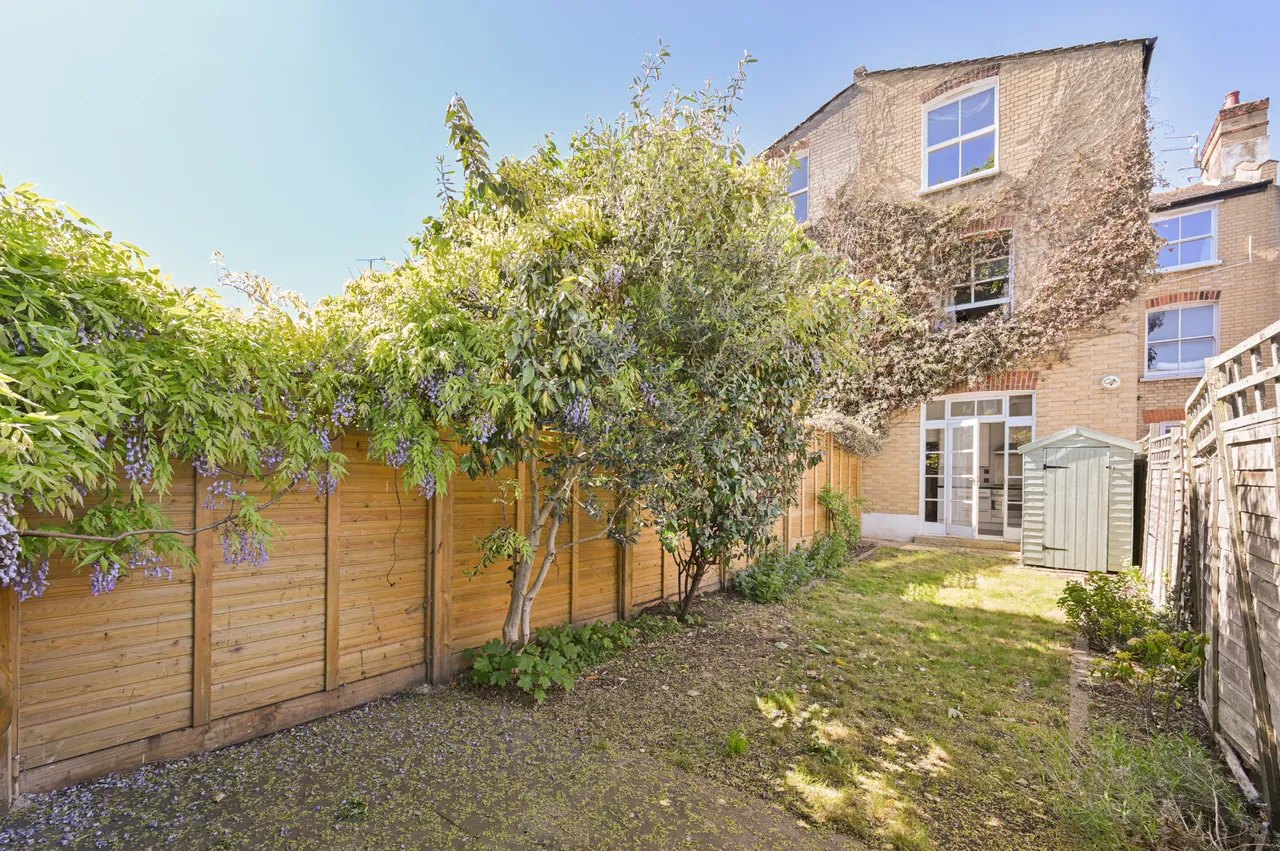2 bed flat for sale — Garden Flat, 43 Drakefield Road, London