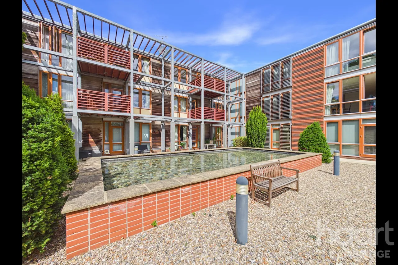 2 bed flat for sale, Meadowcroft, Cambridge, CB4