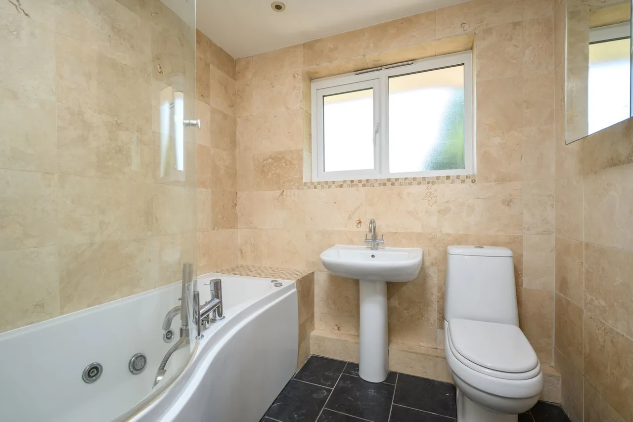 Alexandra Close, Walton-on-thames, photo 12