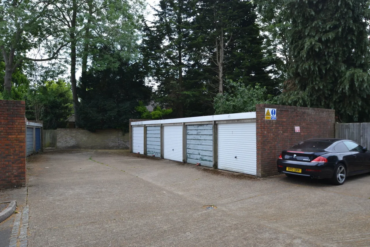 Alexandra Close, Walton-on-thames, photo 13