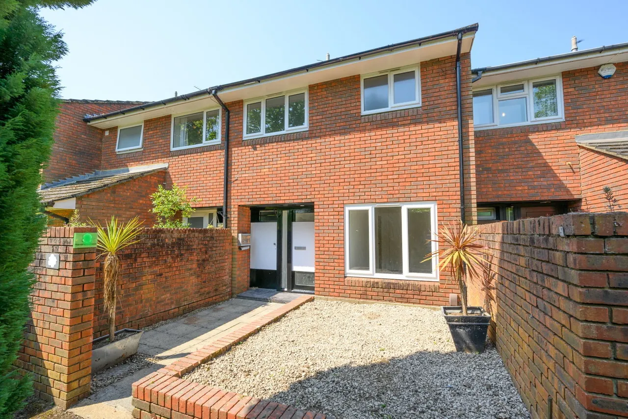 4 bed property to rent, Alexandra Close, Walton-on-thames