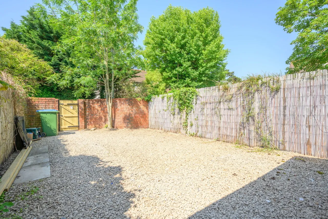 Alexandra Close, Walton-on-thames, photo 5