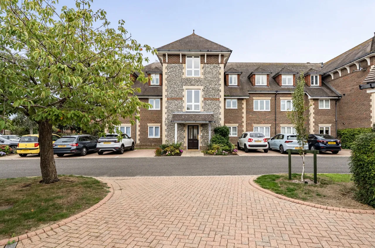 2 bed property for sale, Greenfields, Middleton On Sea, PO22